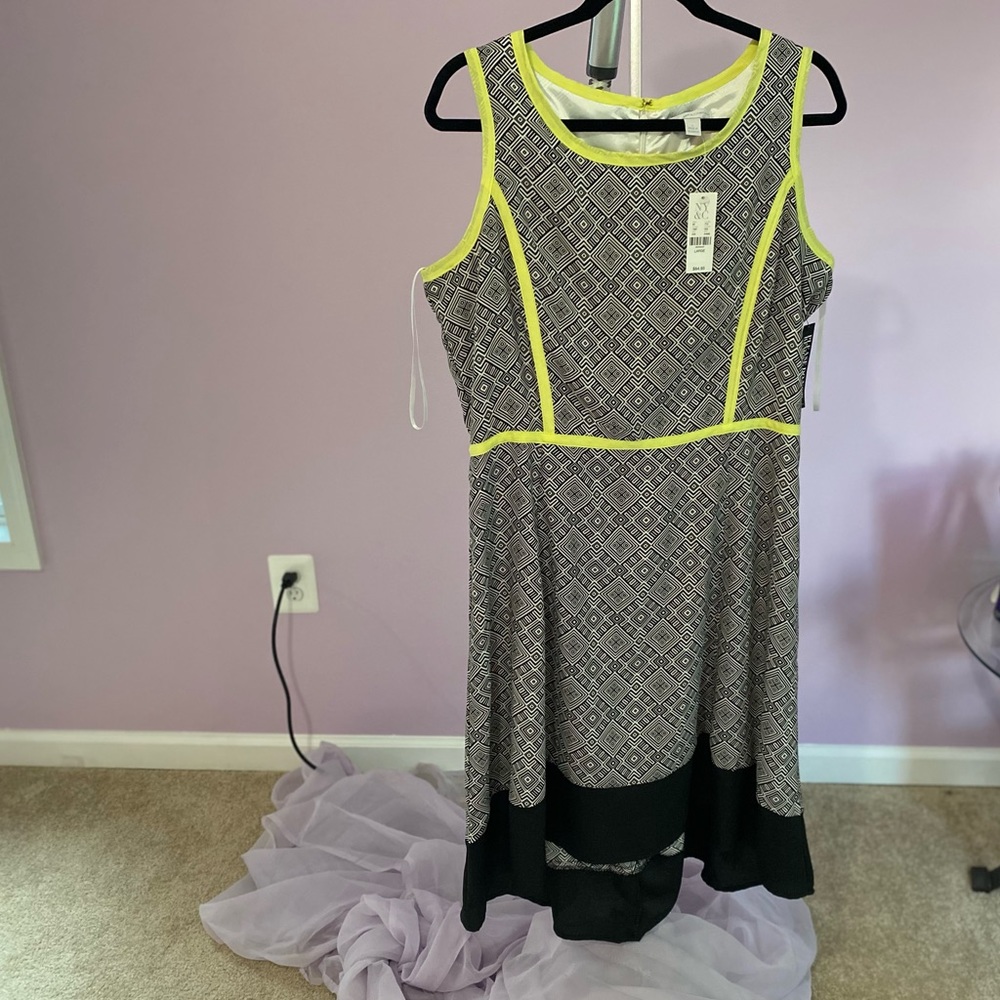 Adorable summer dress. 🖤💛🌻